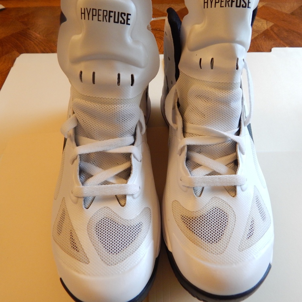 New Nike basketball athletic shoes Women 10 Hyperfuse  White Black